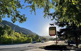 Wapiti Lodge